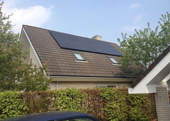 Aanbrengen ‘Full Black panelen’ op schuin dak