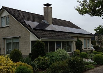 Aanbrengen ‘Full Black panelen’ op schuin dak