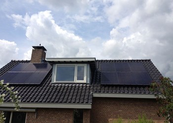 Aanbrengen ‘Full Black panelen’ op schuin dak.