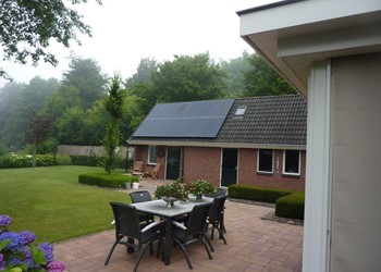 Aanbrengen ‘Full Black panelen’ op schuin dak van garage